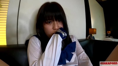 Osmnáctiletá japonská dívka s malými prsy stříká a dosahuje orgasmu při šukání prstem a sexuální hračkou. Asijská dívka ve školním cosplay kostýmu kouří v amatérském videu. Mao 7 OSAKAPORN.